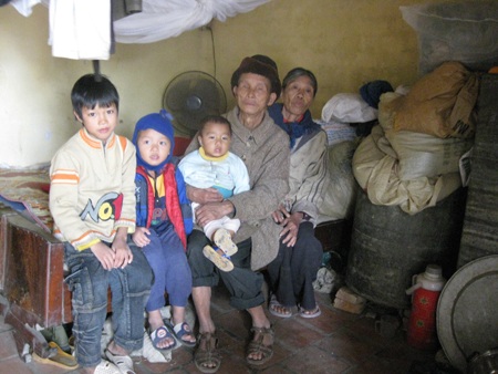 Xót thương những đứa trẻ nơm nớp sợ cha đuổi đánh - 2