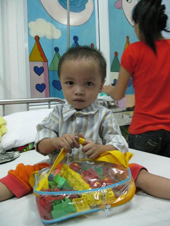 Bé Trần Trung Kiên đã được mổ tim thành công - 1 Bé Trần Trung Kiên đã được mổ tim thành công - 1