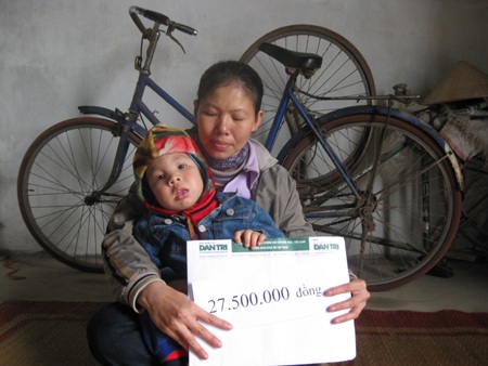 Hơn 27 triệu đồng đến với gia đình có 3 con bị bệnh - 1