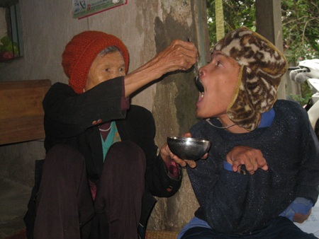 “Bố và 2 chị đã đi rồi, mẹ chỉ còn con để yêu thương” - 2