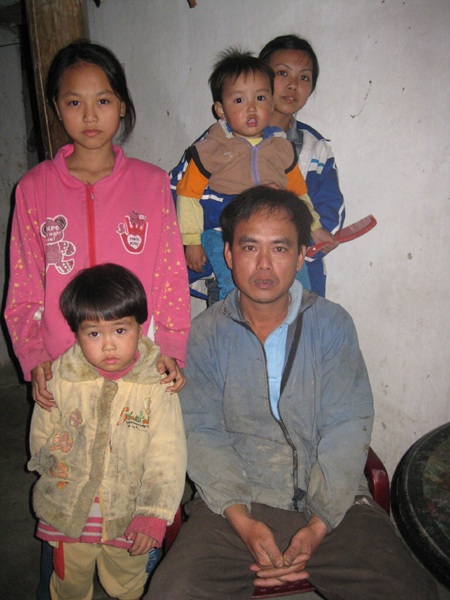 Xót xa cảnh 4 con thơ thiếu bàn tay mẹ - 1