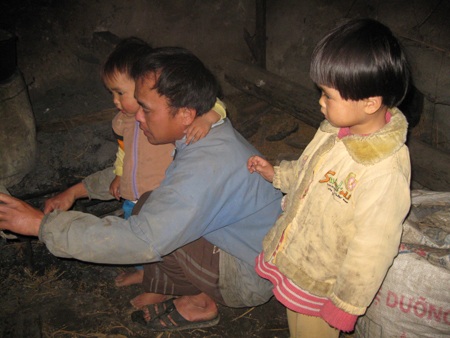 Xót xa cảnh 4 con thơ thiếu bàn tay mẹ - 2