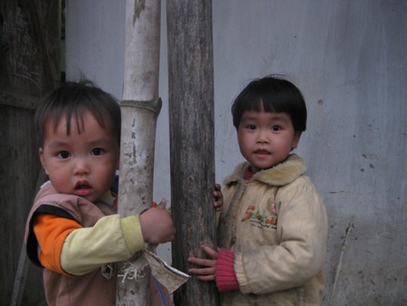 Xót xa cảnh 4 con thơ thiếu bàn tay mẹ - 3