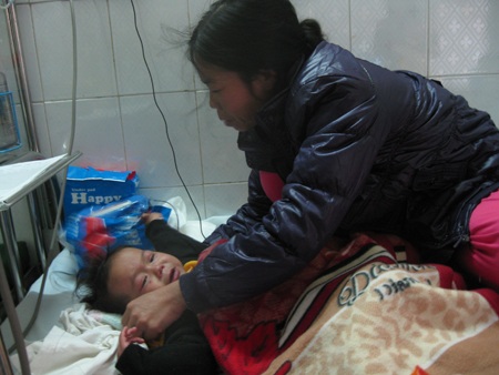 Thương cảnh mẹ nhịn đói chăm con bị bỏng nặng - 1 Thương cảnh mẹ nhịn đói chăm con bị bỏng nặng - 1