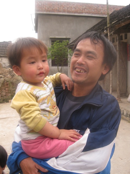 Gần 6 triệu đồng tiếp tục đến với bố con anh Trần Sĩ Tân 