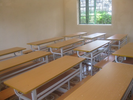 Học sinh Trường tiểu học Lỗ Sơn tươi vui trước phòng học mới - 1 Học sinh Trường tiểu học Lỗ Sơn tươi vui trước phòng học mới