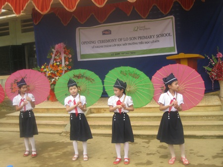 Học sinh Trường tiểu học Lỗ Sơn tươi vui trước phòng học mới - 2 Học sinh Trường tiểu học Lỗ Sơn tươi vui trước phòng học mới