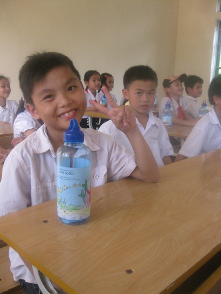 Học sinh Trường tiểu học Lỗ Sơn tươi vui trước phòng học mới - 3 Học sinh Trường tiểu học Lỗ Sơn tươi vui trước phòng học mới