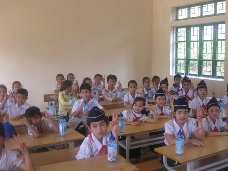 Học sinh Trường tiểu học Lỗ Sơn tươi vui trước phòng học mới - 4 Học sinh Trường tiểu học Lỗ Sơn tươi vui trước phòng học mới