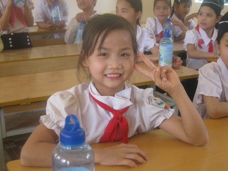 Học sinh Trường tiểu học Lỗ Sơn tươi vui trước phòng học mới - 5 Học sinh Trường tiểu học Lỗ Sơn tươi vui trước phòng học mới