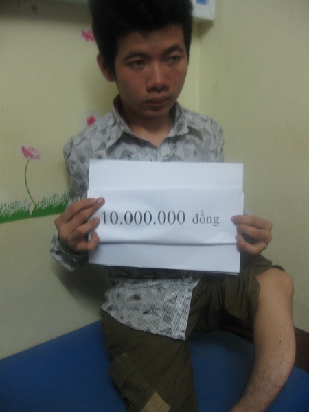 Trao nóng 10 triệu đồng đến em Ngô Duy Vinh - 1