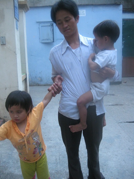 Tương lại mịt mờ của hai chị em bị mù bẩm sinh - 3 Tương lại mịt mờ của hai chị em bị mù bẩm sinh