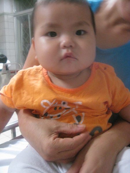 Hơn 20 triệu đồng đến với hai em bé bị nhiễm độc chì 