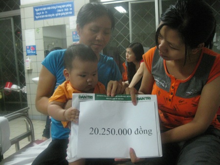 Hơn 20 triệu đồng đến với hai em bé bị nhiễm độc chì 