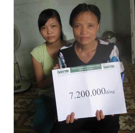 Mẹ con chị Thắm nhận quà Nhân Ái