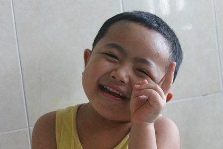 “Thấy con cười, bố chỉ biết khóc trong xót xa” - 2 Nụ cười hồn nhiên đáng yêu của em khi được nhận đôi dép bỏ quên lại mà bác lao công đã cho