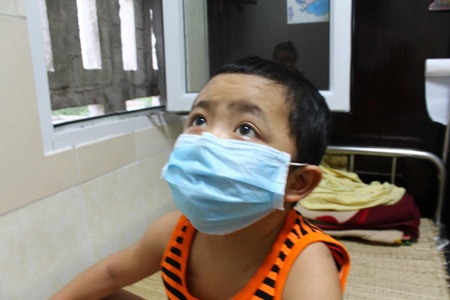 “Thấy con cười, bố chỉ biết khóc trong xót xa” - 3 Đôi mắt trong veo của em như chờ đợi một điều kì diệu sẽ đến với mình để được tiếp tục chữa bệnh?
