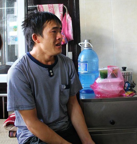 “Thấy con cười, bố chỉ biết khóc trong xót xa” - 1 Không biết làm thế nào cứu con, anh Phổng chỉ biết tủi thân ngồi khóc nức nở