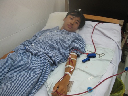 Quỹ Nhân ái và Quỹ Khuyến học Việt Nam hỗ trợ 10 triệu đồng đến cô Phạm Thị Bốn - 1 Nụ cười trên gương mặt của Tân khi đang chạy thận