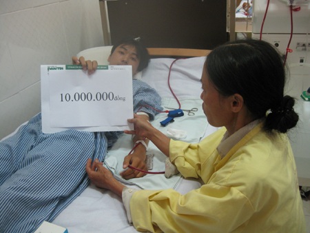 Quỹ Nhân ái và Quỹ Khuyến học Việt Nam hỗ trợ 10 triệu đồng đến cô Phạm Thị Bốn - 2 Mẹ con cô Bốn xúc động nhận quà Dân trí