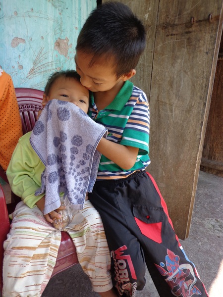 Hai người bố sắp chết và 5 đứa con thơ dại đáng thương - 2 Là anh cả trong gia đình bé Hoàng (7 tuổi) đảm đương công việc chăm sóc đứa em mới lên 2