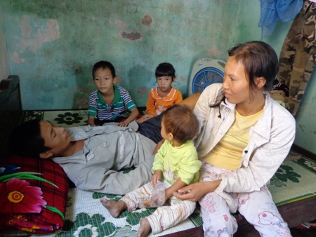 Hai người bố sắp chết và 5 đứa con thơ dại đáng thương - 1 Một mình chị Yến làm công việc phu hồ nuôi 5 miệng ăn trong căn nhà rộng chưa đầy 10 mét vuông