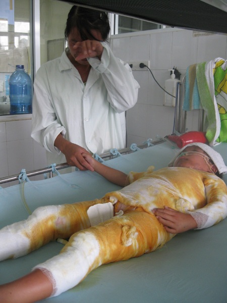 Con đau không khóc đâu nhưng mẹ đau như cắt từng khúc ruột