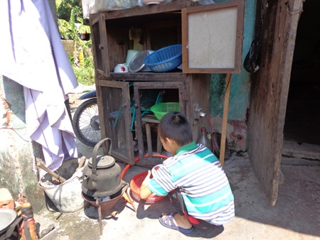 Hai người bố sắp chết và 5 đứa con thơ dại đáng thương - 3 Không có bếp, gia đình phải tận dụng 1 góc nhỏ ở đầu hè để nấu ăn
