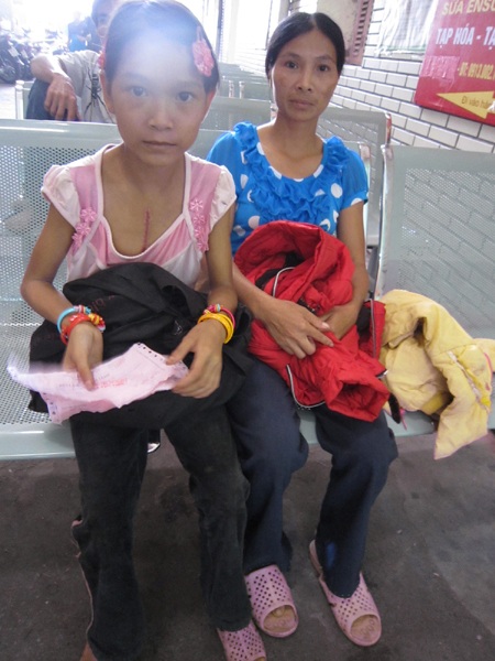 Nhờ sự giúp đỡ kịp thời của bạn đọc Dân trí, chị Vương đã có tiền nhập viện cho con