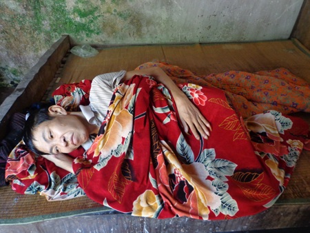 Hai người bố sắp chết và 5 đứa con thơ dại đáng thương - 4 Anh Bảo bị bệnh đã lâu nhưng không có tiền đi chữa trị nên chỉ nằm ở nhà chờ chết