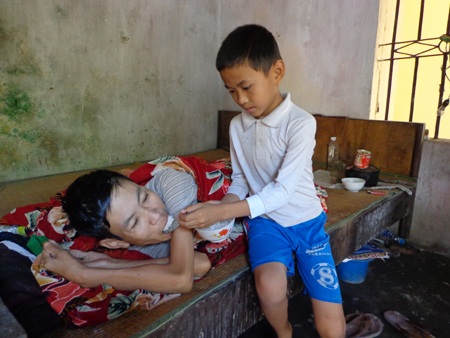Hai người bố sắp chết và 5 đứa con thơ dại đáng thương - 5 Sợ bố chết, lúc nào Đạt cũng muốn bón cơm cho bố ăn