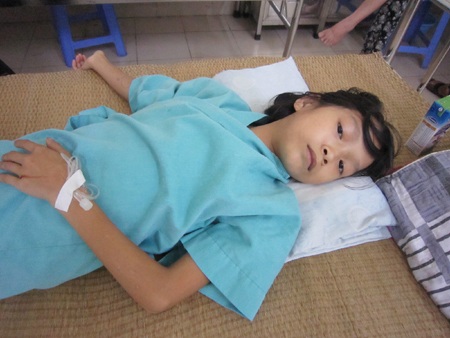 Bé Nguyễn Thúy Hương phải mổ lần 2 - 1 Bé Nguyễn Thúy Hương phải mổ lần 2