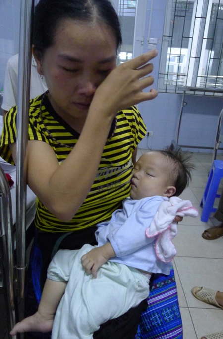 Đắng lòng trước bé 8 tháng tuổi người H'Mông bị tim bẩm sinh - 3 Không có tiền cho con mổ, người mẹ trẻ chỉ còn biết khóc mà thương cho phận nghèo