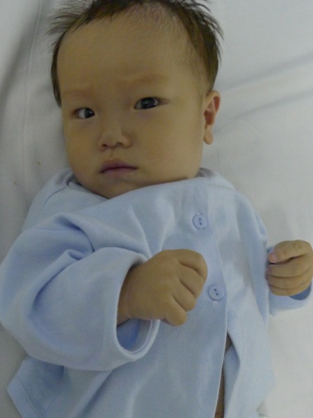 Đắng lòng trước bé 8 tháng tuổi người H'Mông bị tim bẩm sinh - 2 Nhìn con khóc cả hai vợ chồng trong lòng như có lửa đốt nhưng bất lực không biết làm gì