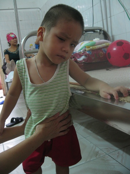 Bị bong võng mạc, mắt trái của Sơn chỉ còn thấy mờ mờ nên em phải dí sát vật vào mắt mới thấy