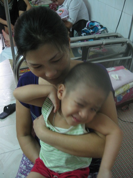 Bị bong võng mạc, mắt trái của Sơn chỉ còn thấy mờ mờ nên em phải dí sát vật vào mắt mới thấy