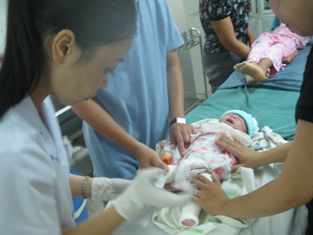 Xót thương bé bỏ rơi bị chân khoèo và nhiễm HIV - 3 Không được mẹ cho bú mớm nên Cam khát sữa bú một mạch hết bình sữa mẹ Diệu Hà mang cho