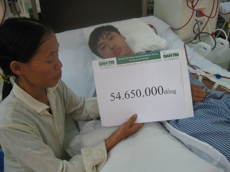 Cô Bốn nhận quà bạn đọc Dân trí tuần 3/8