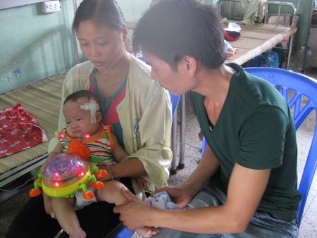 Thương bé San San 7 tháng tuổi bị nhiễm trùng máu nặng - 3 Số tiền điều trị cho con quá lớn, đôi vợ chồng không biết xoay sở ra sao nên đòi bác sĩ cho về