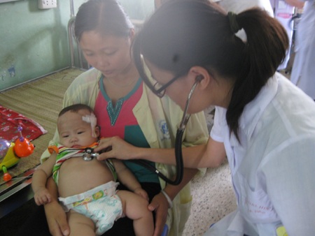 Thương bé San San 7 tháng tuổi bị nhiễm trùng máu nặng - 2 Tại bệnh viện San San nhận được sự quan tâm đặc biệt từ các bác sĩ