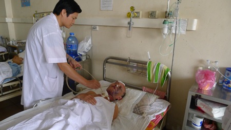 Người đàn ông nằm viện với hồ sơ bệnh án "vô danh" - 2 Không có người thân bên cạnh nên các bác sĩ phải thay nhau chăm sóc