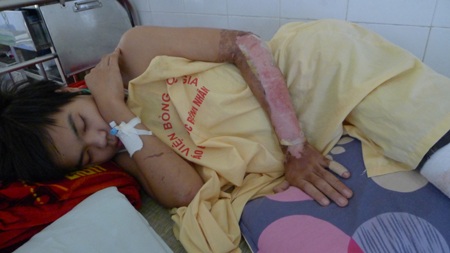 Nằm trên tầng 4, Nhất liên tục lo lắng cho em và chưa hết bàng hoàng về tai nạn