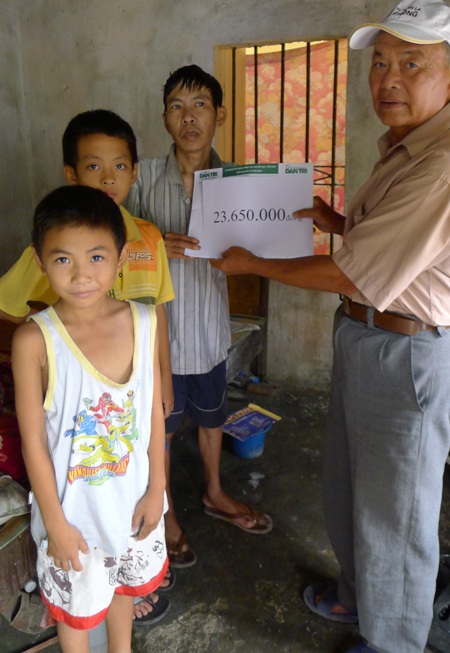 Thay mặt chính quyền địa phương ông Nguyễn Văn Chản trao quà cho gia đình anh Bảo