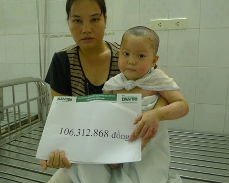 Chị Hiền nhận quà bạn đọc dành cho 2 con bị bỏng