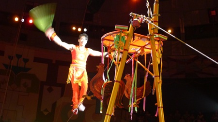 ...Hay trang trí những đạo cụ như thế này