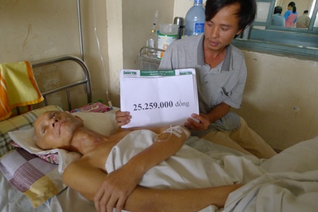 Anh Thắng thay mặt gia đình nhận món quà bạn đọc Dân trí