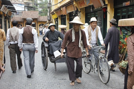 Việc dựng bối cảnh đòi hỏi phải tỉ mỉ để mang được không khí của thời đại nhân vật sống