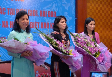 Cảm động tình yêu của cô giáo với học sinh huyện đảo Phú Quốc - 2 23 năm gắn bó với học sinh huyện đảo Phú Quốc, cô Hằng coi nơi đây là quê hương thứ 2 của mình