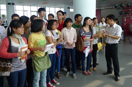 SV hào hứng với Ngày hội hướng nghiệp và tuyển dụng - 1 Ngày hội thu hút hàng nghìn sinh viên các trường ĐH đến tham dự.