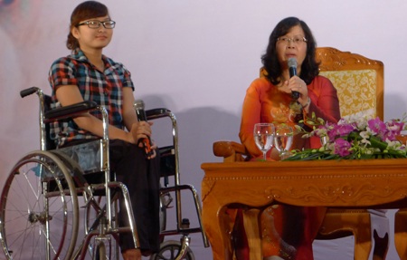 Cảm động chuyện kể của “nữ sinh được bố cõng đi thi” - 2 Linh và cô giáo chủ nhiệm Nguyễn Thúy Nga có mặt trong buổi lễ giao lưu.